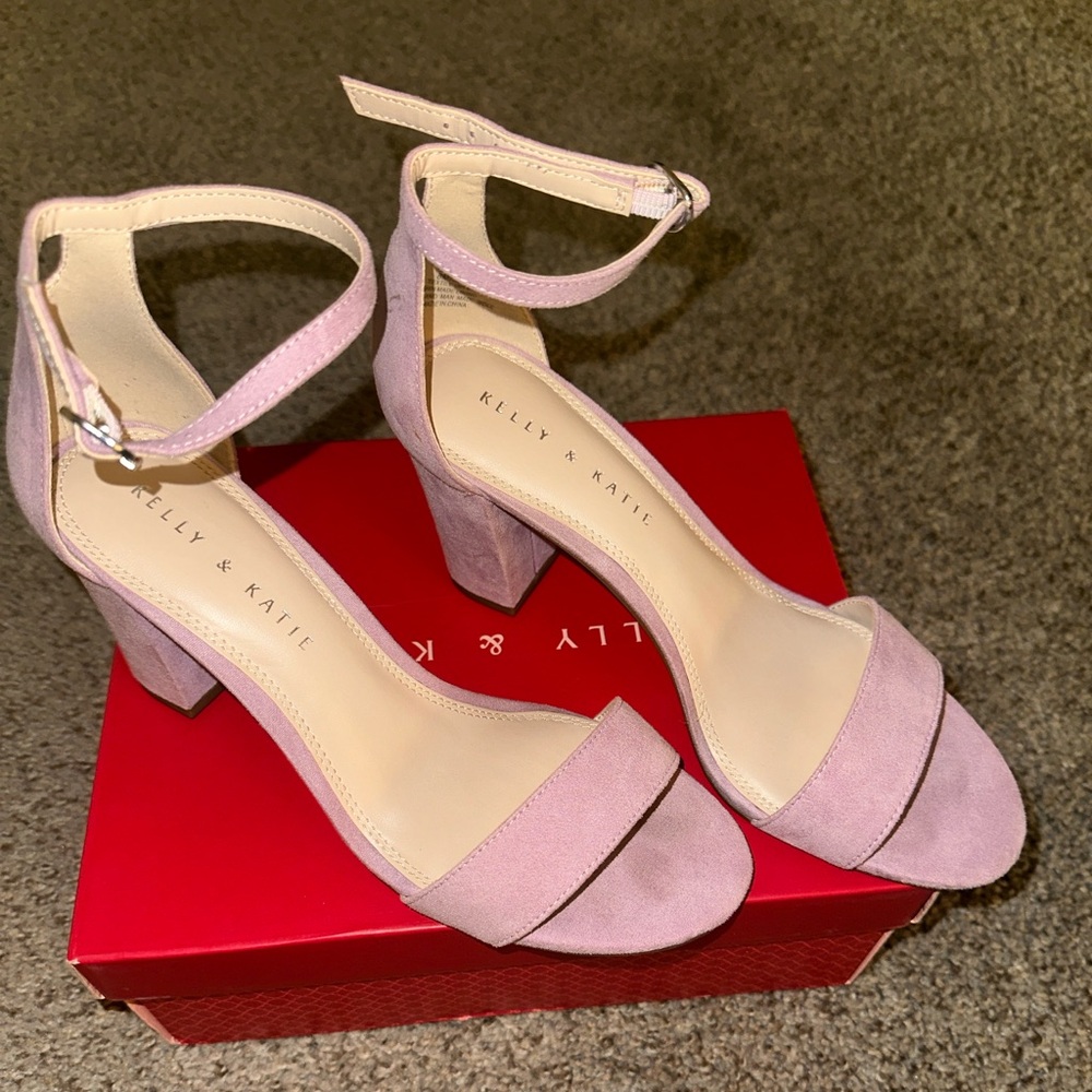 Kelly & Katie Hailee Sandal in lavender micro suede💜
